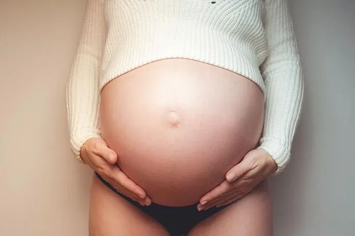 Czy w ciąży pępek zawsze wychodzi na wierzch? Odpowiadamy!