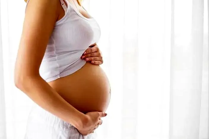 Gdy ból jajników przypomina menstruację – czy to objaw ciąży?