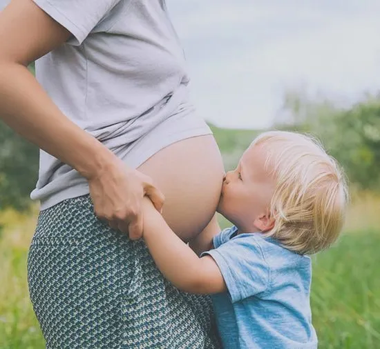 Jak komfortowo przetrwać lato w ciąży: praktyczne porady dla przyszłych mam