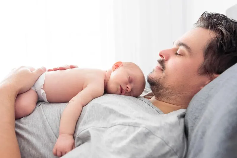 Kangurowanie przez ojca po porodzie – nowa rola taty w opiece nad noworodkiem