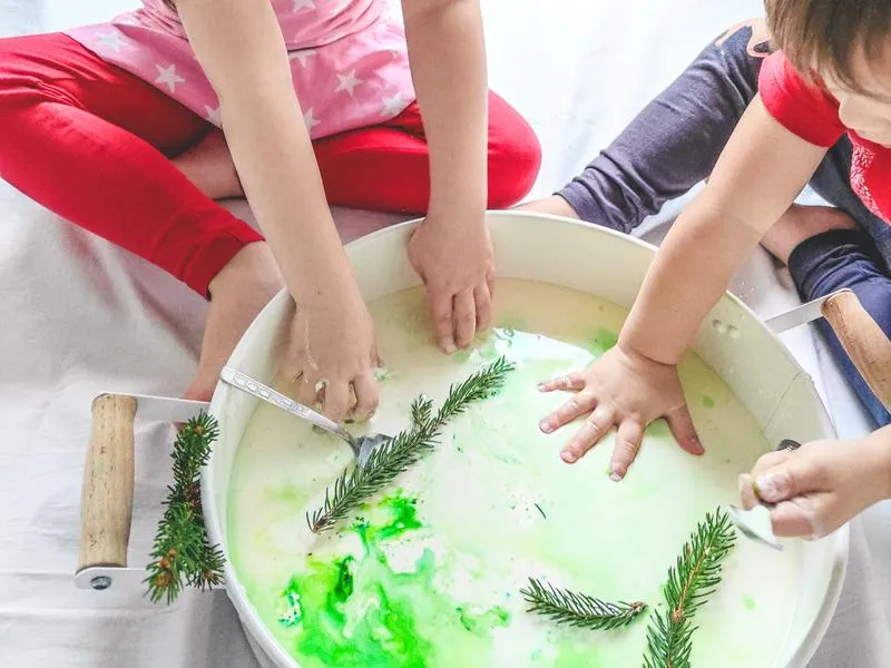 Zabawa z nieudanym ciastem: jak krzyżówka staje się sensoryczną przygodą dla dzieci